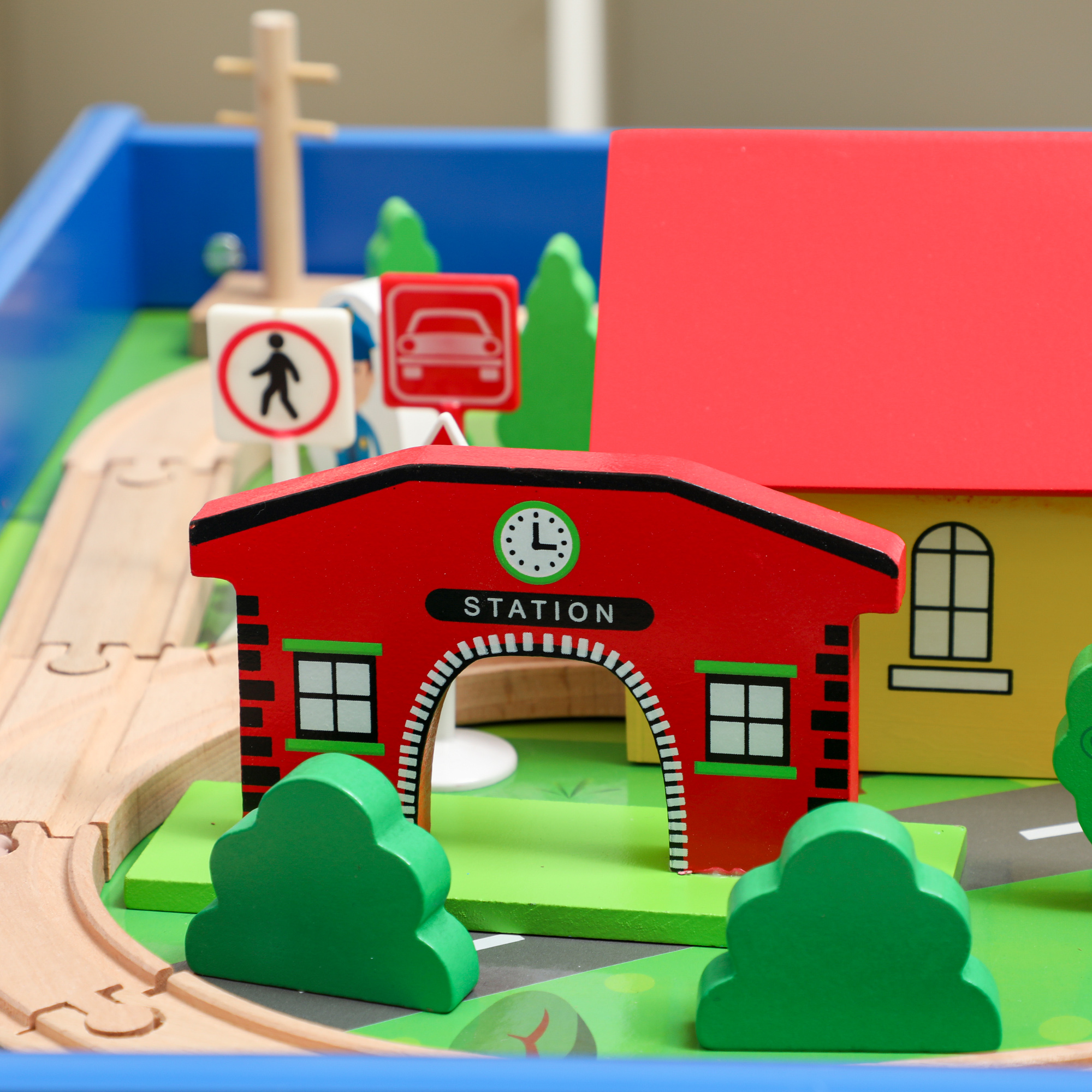 Spieltisch, 108-teiliges Eisenbahn-Set aus Holz, mit abnehmbarer Tischplatte, Eisenbahntisch, 98x60,5x40 cm, Blau