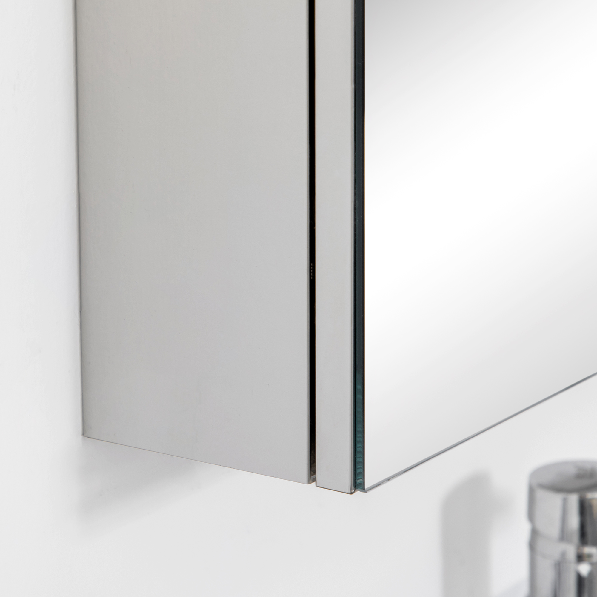 Spiegelschrank, Badschrank, 3 Spiegeltüren, 5 Innenböden, Edelstahl, Farbe: Silber, 70 x 12 x 55 cm