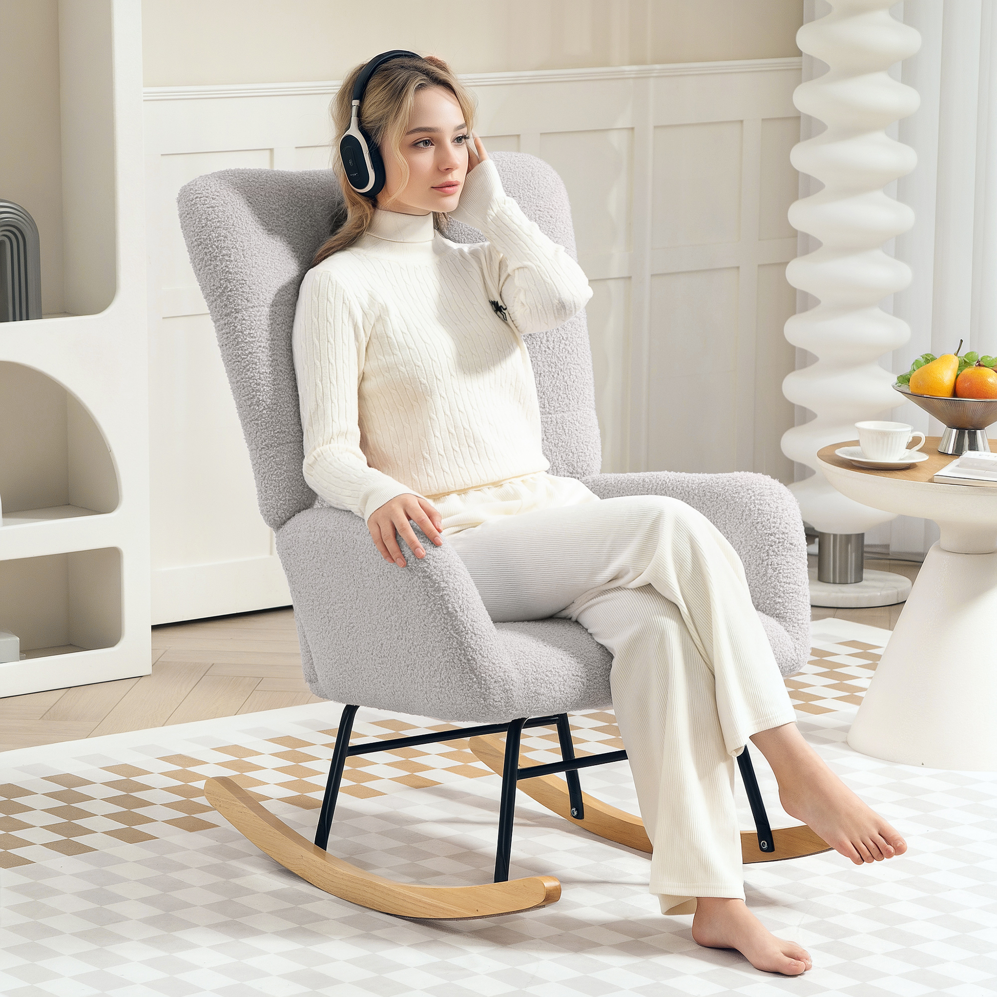 Schaukelstuhl, kuscheliger Bezug, dicke Polsterung, Hellgrau