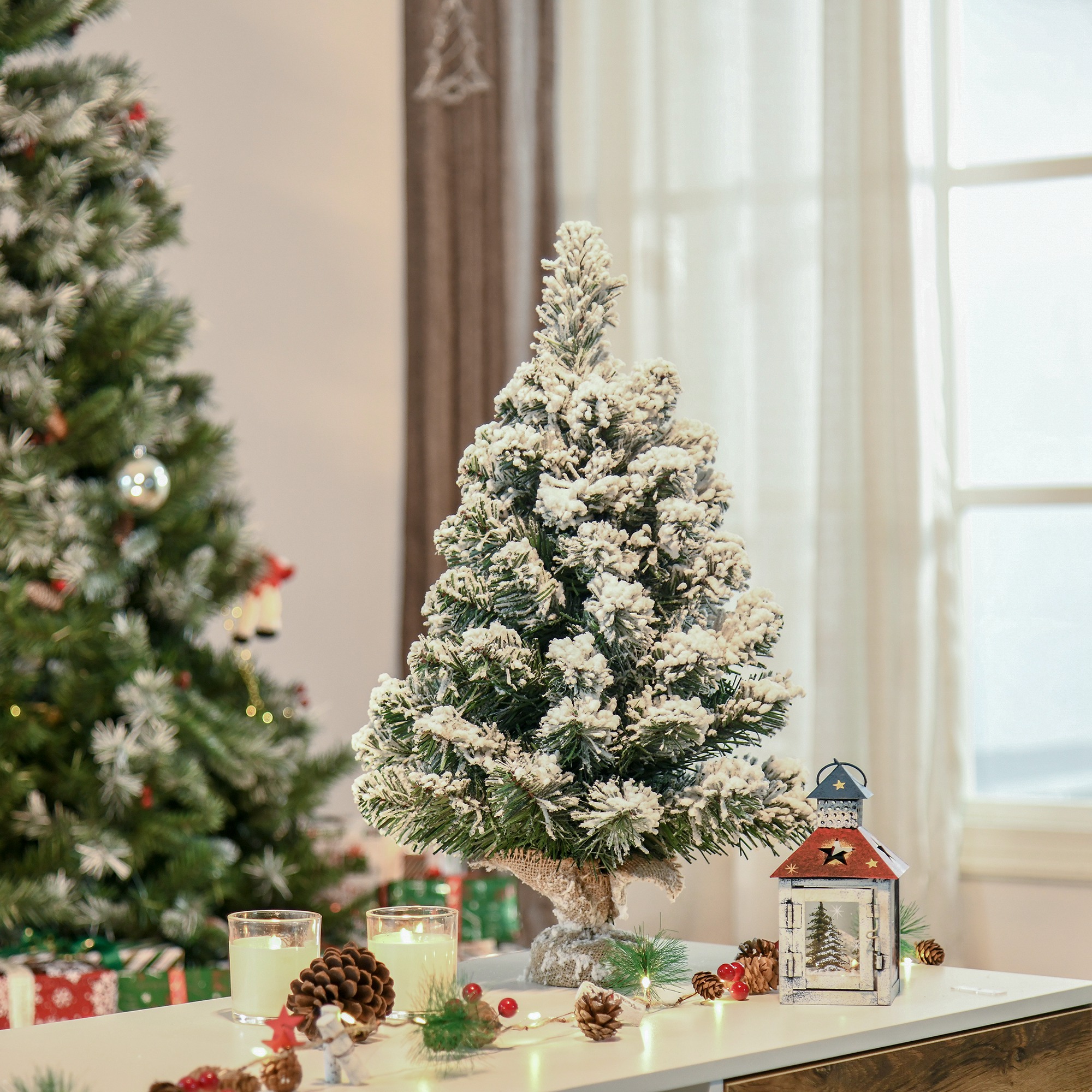 Mini Künstlicher Weihnachtsbaum 60 cm Tannenbaum künstlich mit Schnee, 67 Spitzen Zementbasis für drinnen Büro