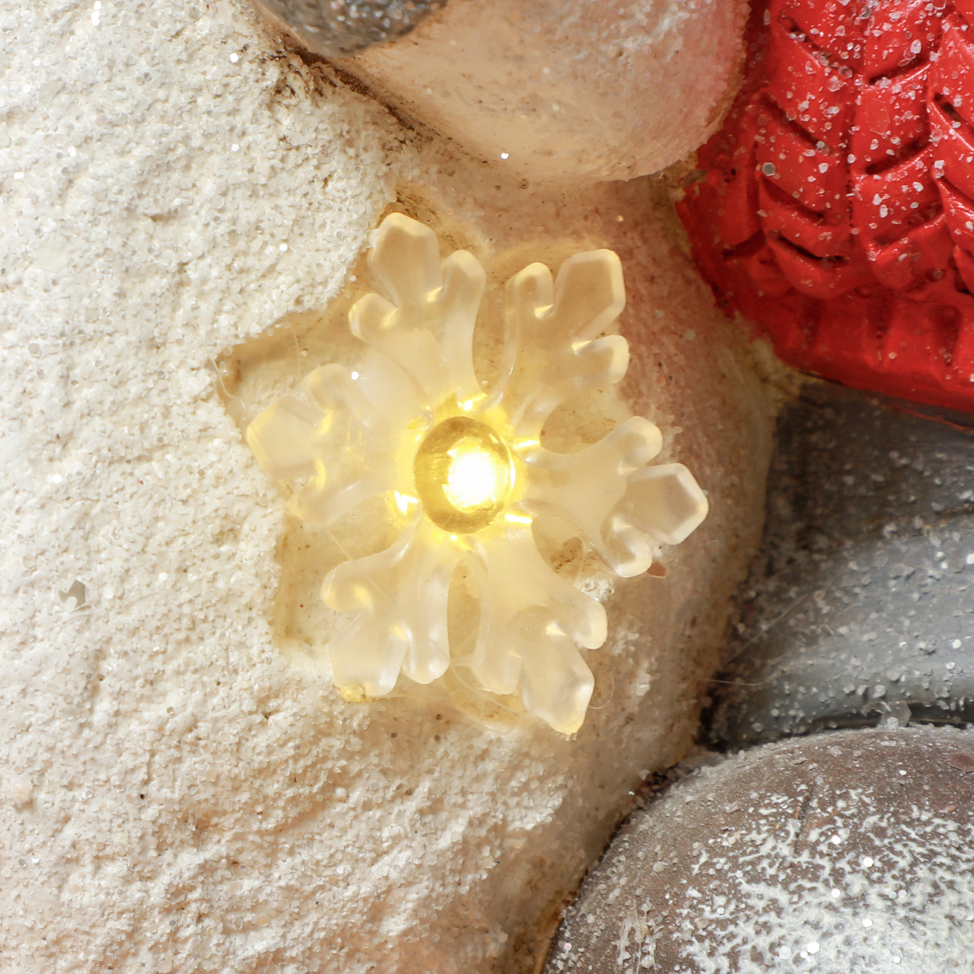 Wichtel mit Schneemann, Gartenzwerg, 4 LEDs, batteriebetrieben, 25 x 18 x 45,5 cm