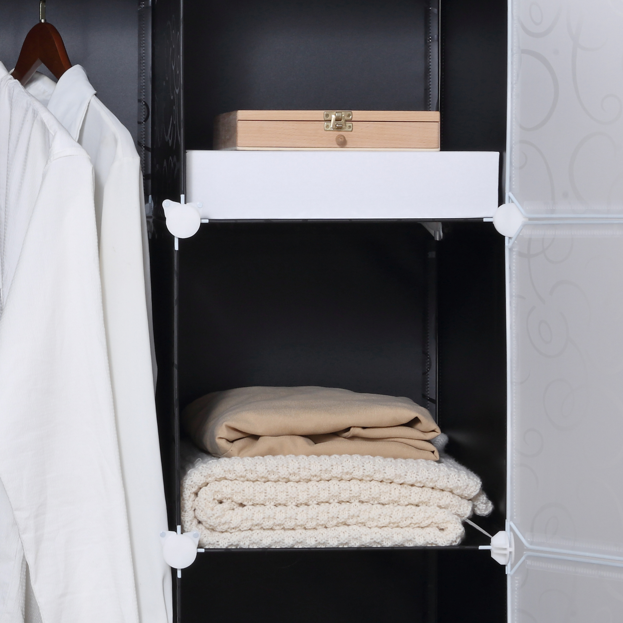 Kleiderschrank im Würfeldesign, 2 große und 9 kleine Würfel, Kunststoff, Metall, 111L x 47B x 183H cm, Schwarz+Weiß