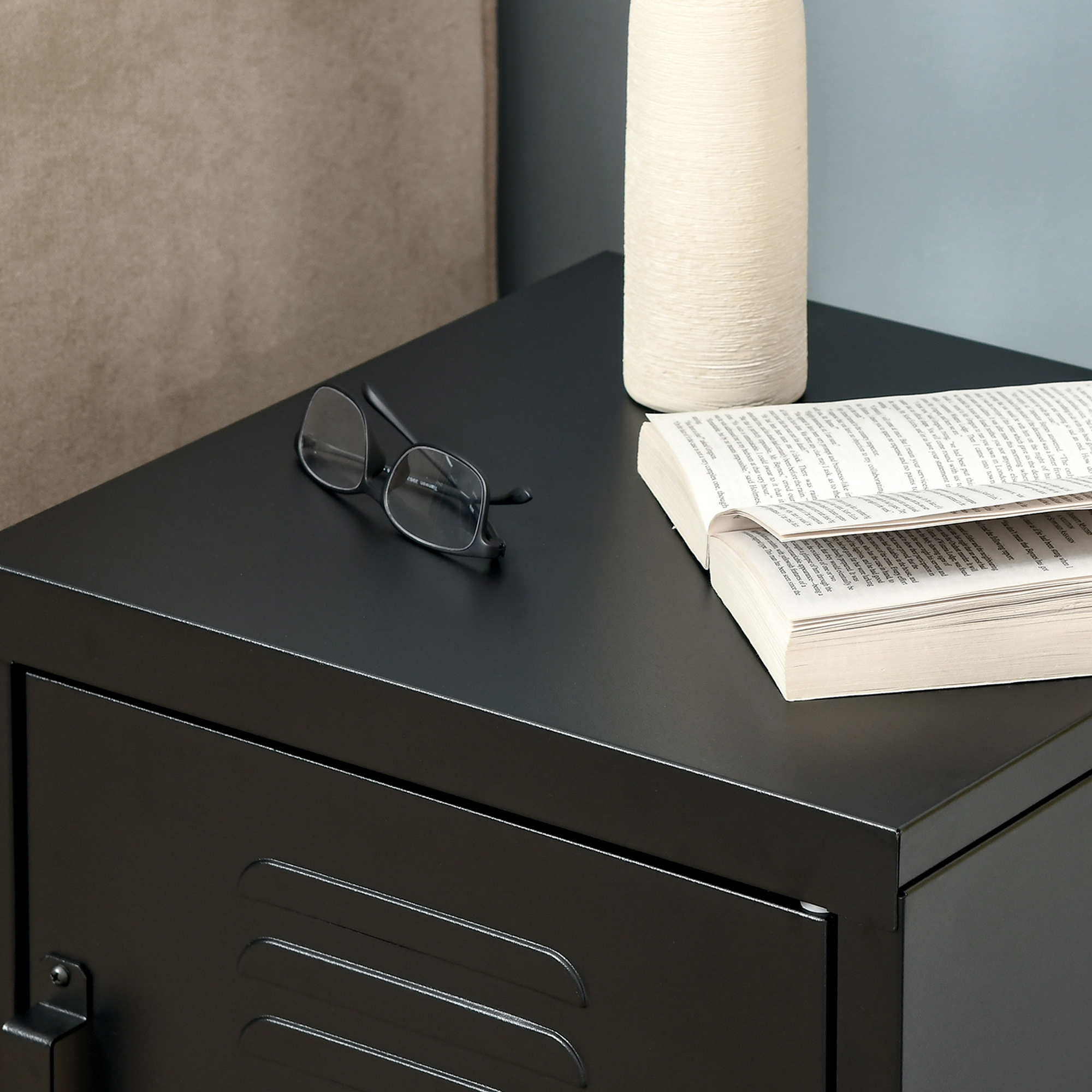 Nachttisch, Beistelltisch mit verstellbarem Regal, Tür, Nachtschrank für Schlafzimmer, Wohnzimmer, Metall, Schwarz, 50 x 40 x 47,5 cm