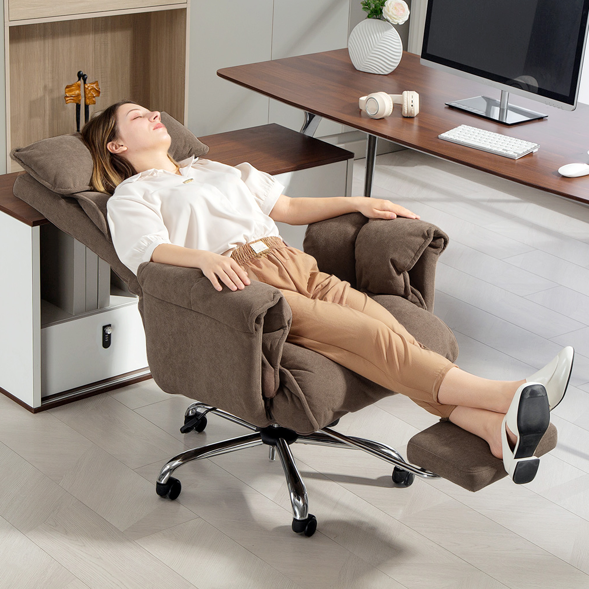 ergonomischer Bürostuhl, neigbare Rückenlehne, Fußstütze, weicher Stoff, Hellbraun
