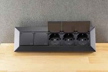 5-fach Steckdosenblock, schwarz / 250V~/ 16A, Aufbaumontage mit Klappen