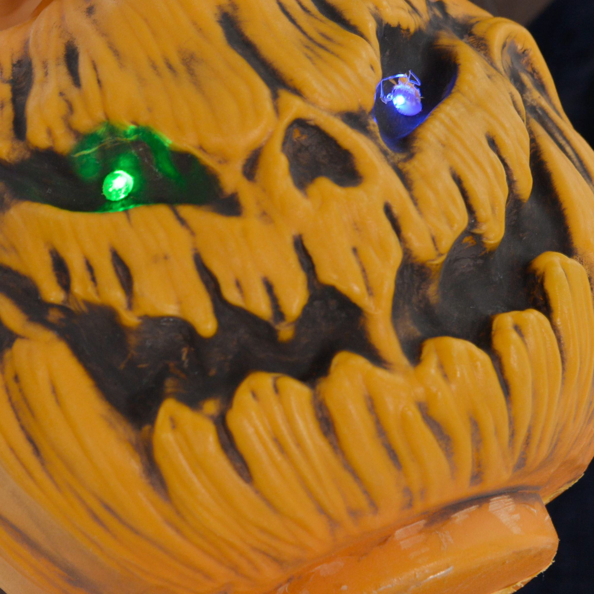 Halloweendekoration Hexe mit Besen, leuchtende Augen, gruselige Geräusche, biegsame Arme, 107x65x190 cm