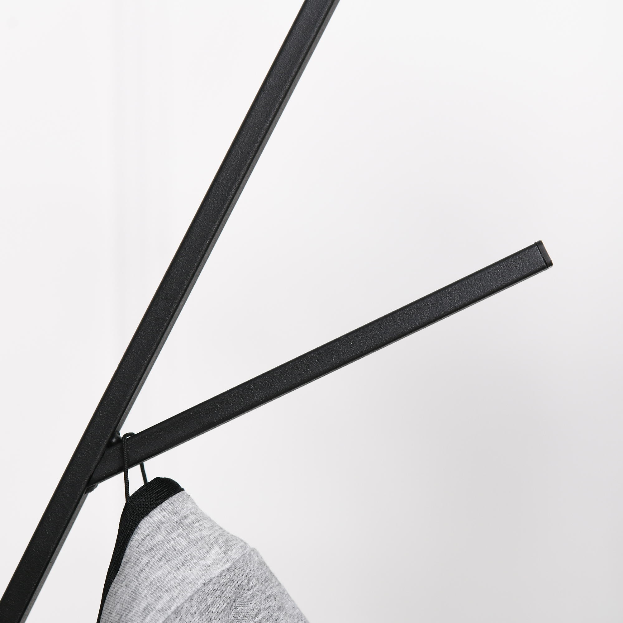 Garderobenständer im Skandidesign, Kleiderständer, 7 Kleiderhaken, Schwarz + Braun