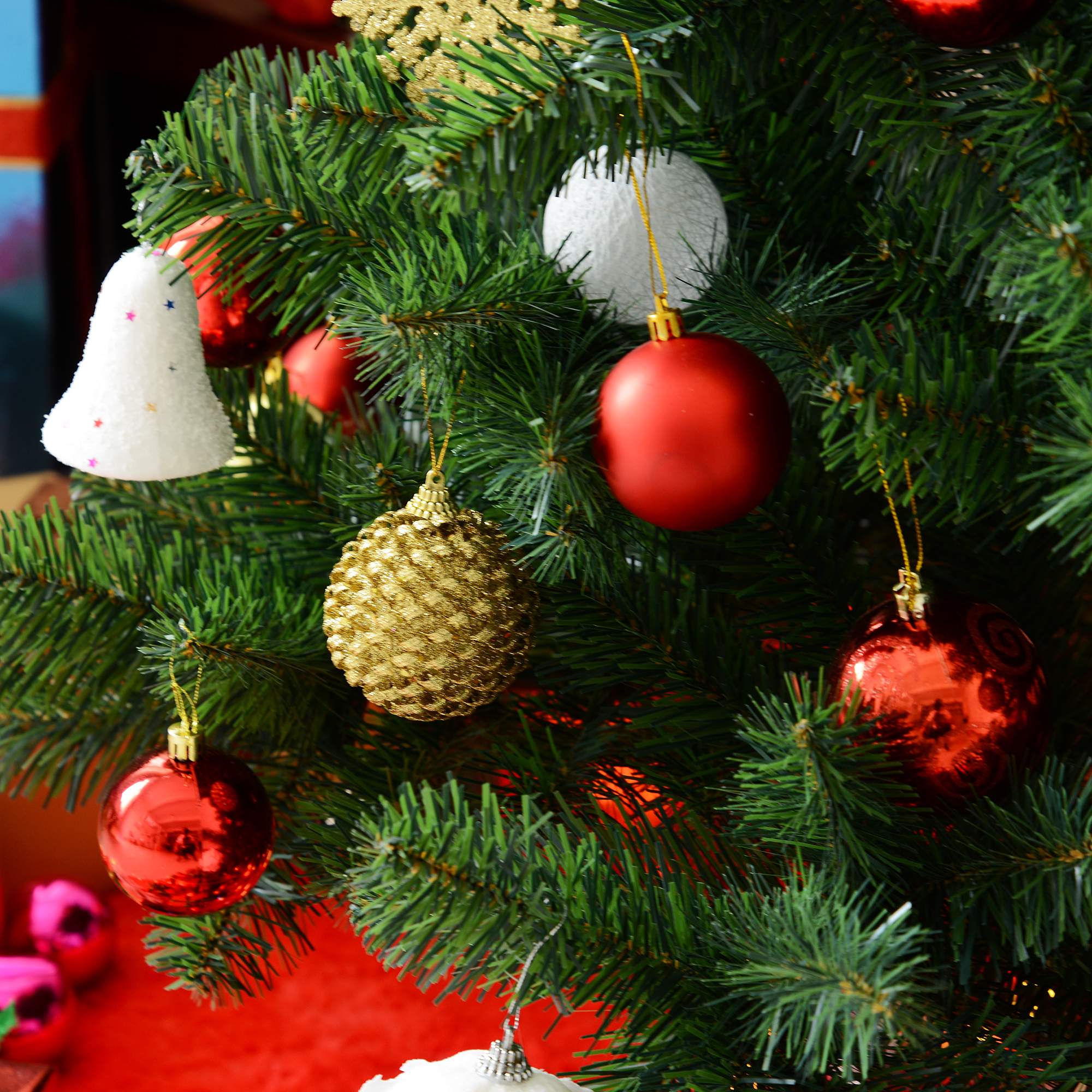 Weihnachtsbaum Kunsttanne künstlicher Christbaum, inkl. Standfuß, LED´s, 2,1 m, 1 Weihnachtsstern, Grün