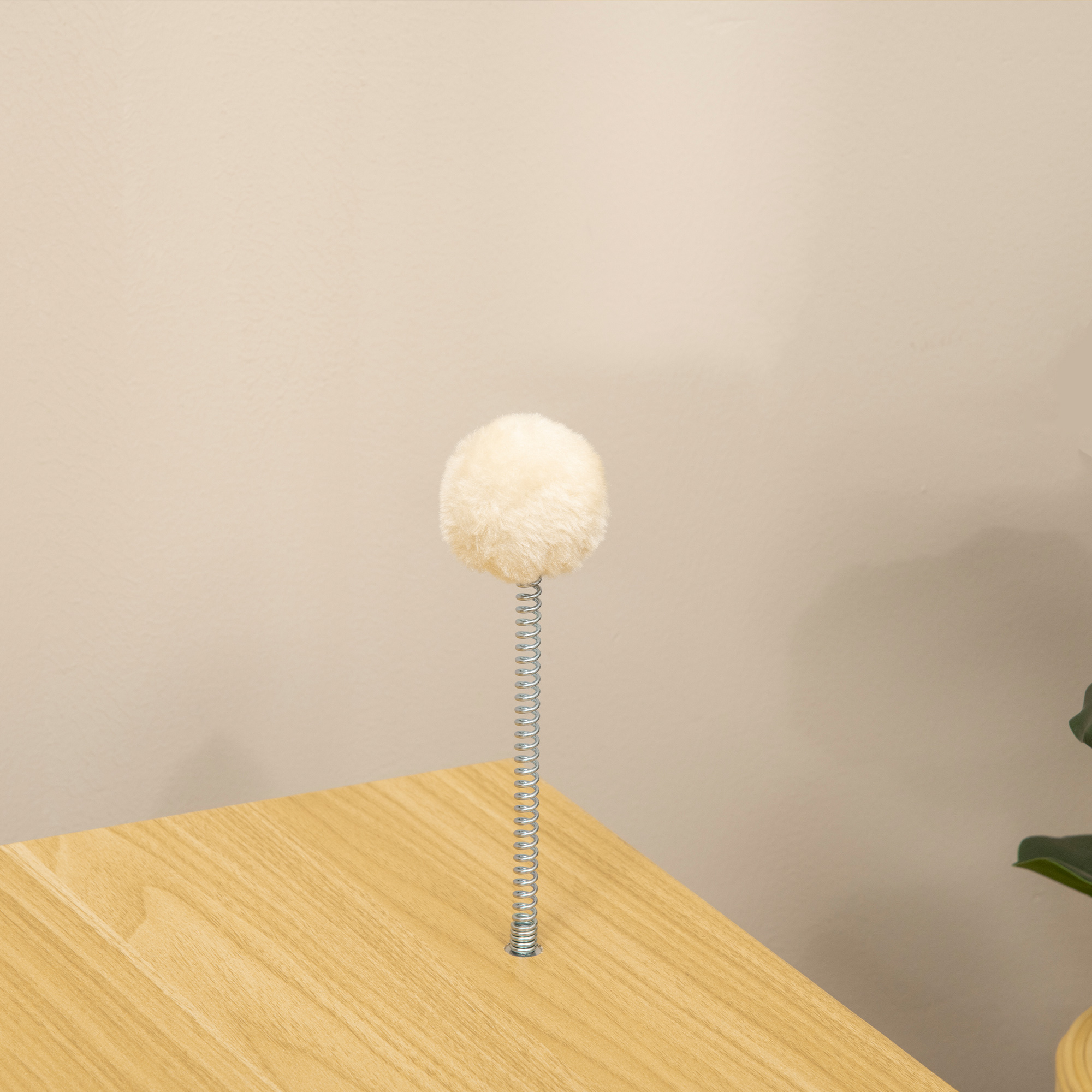 Katzenhöhle imTV-Design inkl. Spielzeug, waschbares Kissen, 50 cm x 28 cm x 43 cm, Eiche + Beige + Weiß