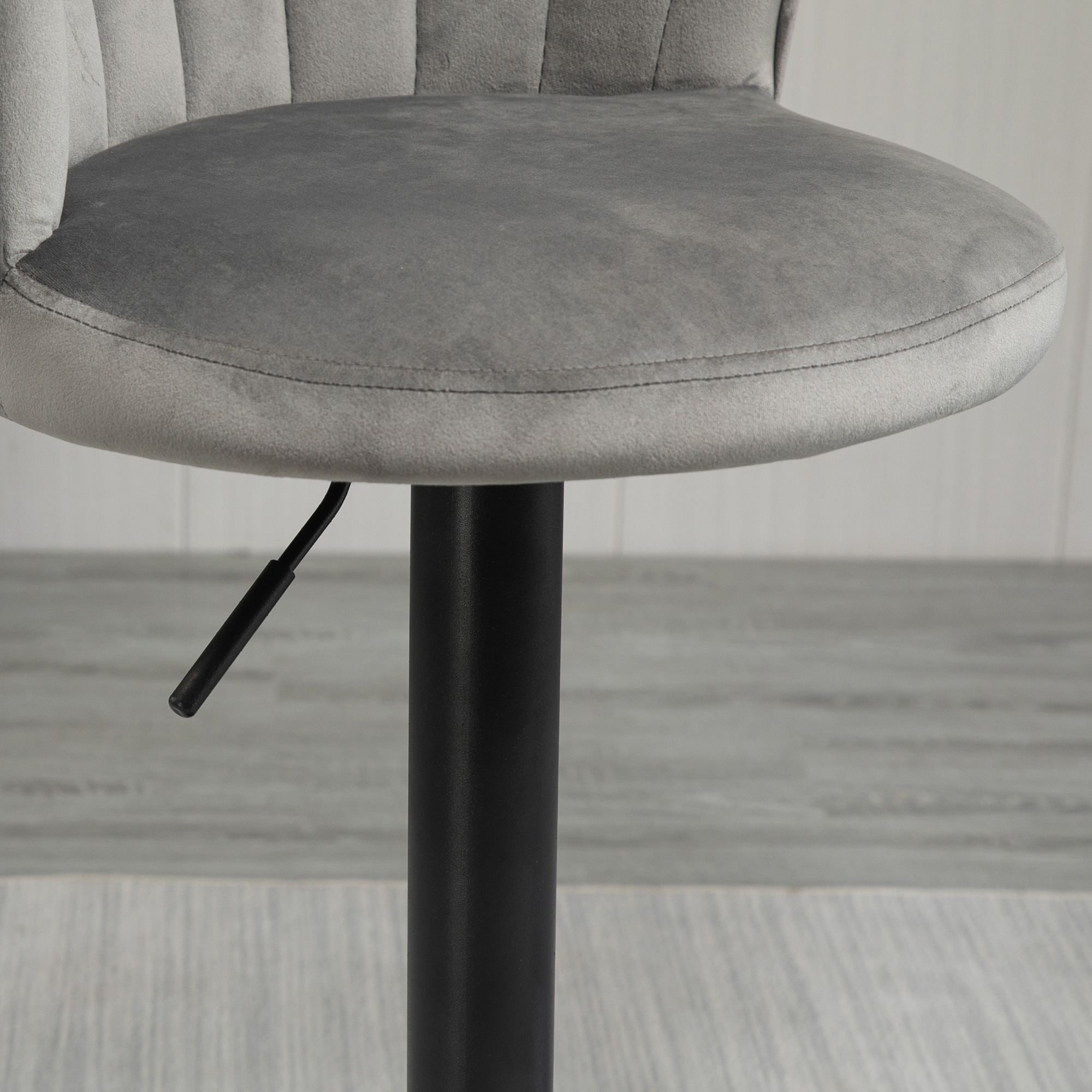 2er-Set Barhocker drehbare Barstühle mit Lehne Samt Touch Bistrohocker höhenverstellbarer Tresenhocker armloser Schaumstoff Grau 54 x 56 x 91-111 cm