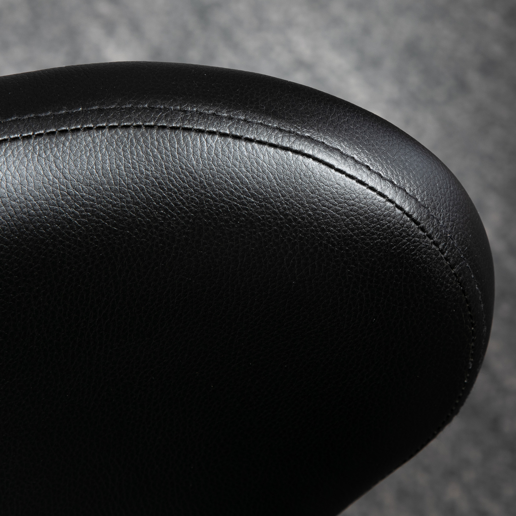 Salonhocker in Lederoptik, höhenverstellbar, bis 120 kg, Stahlgestell, Schwarz