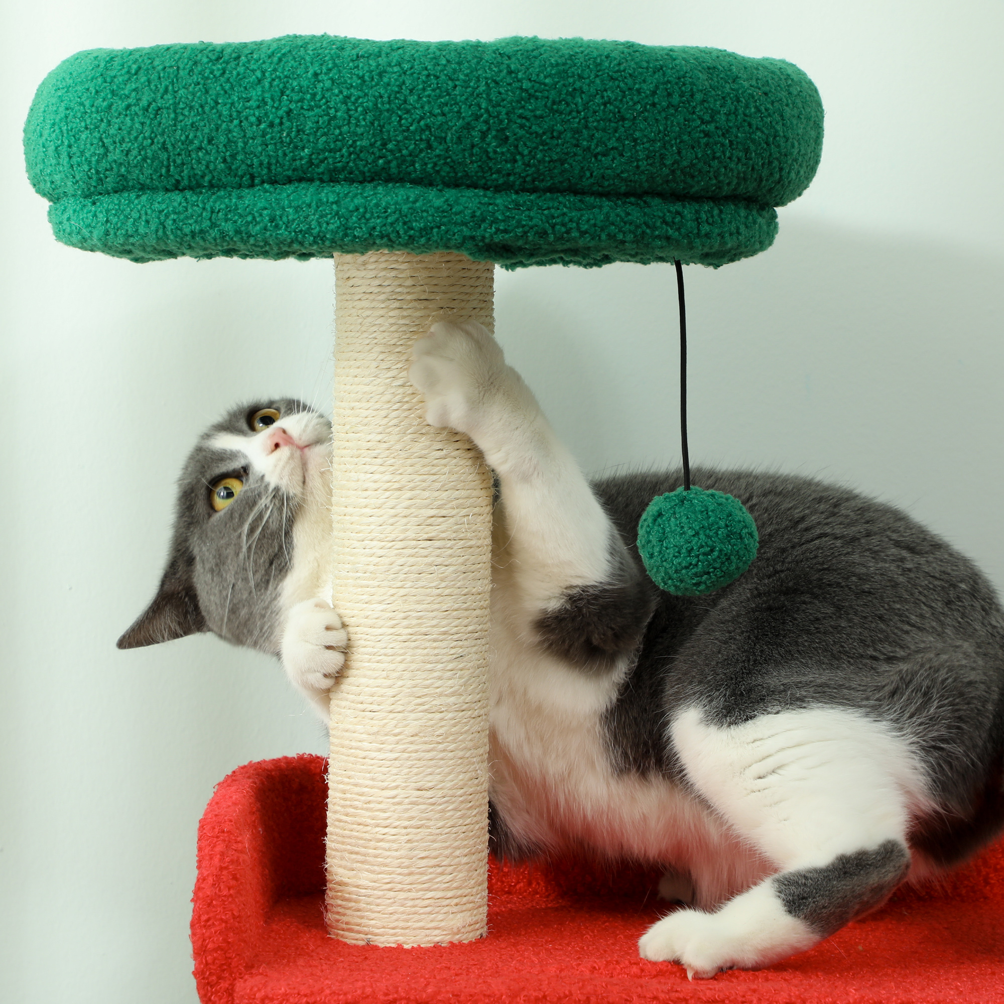 135 cm Katzenkratzbaum in Weihnachtsfarben mit Katzenbett, Katzenhaus, Kratzpfosten, Sprungplattformen, Spielzeugbällen