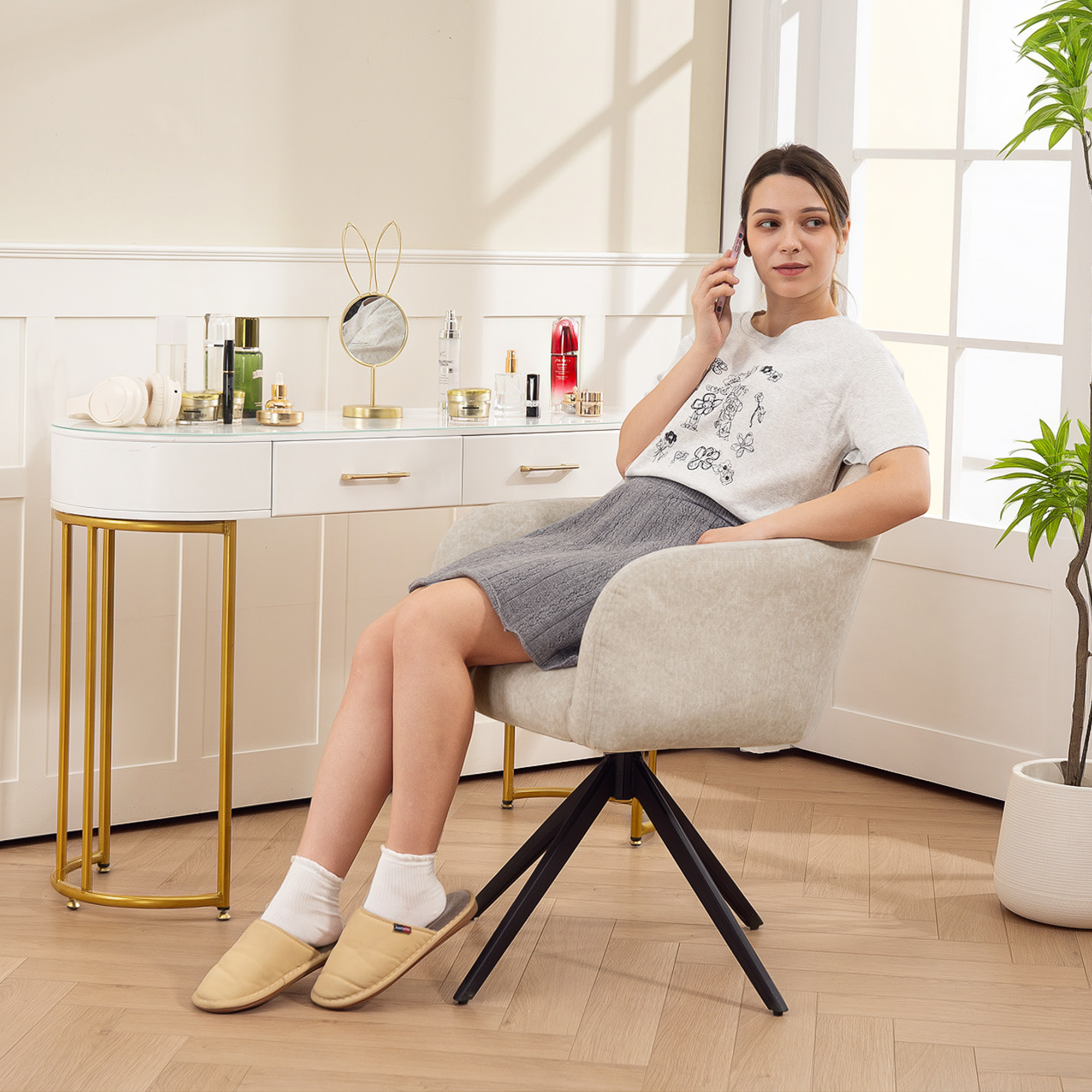 Drehbarer Akzentstuhl, Polsterstuhl mit Stoffbezug, Armlehnen, Stahlbeine, für Wohnzimmer, Schlafzimmer, Büro, Beige