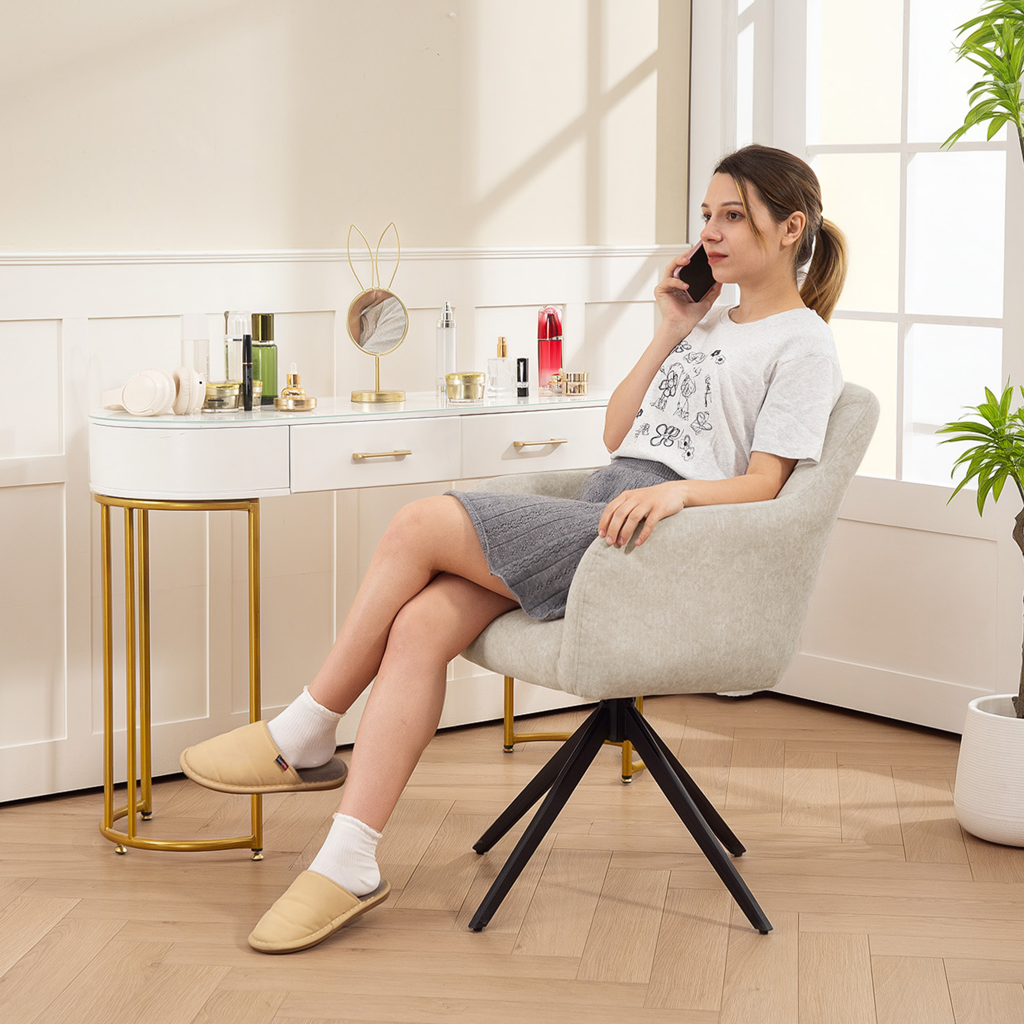 Drehbarer Akzentstuhl, Polsterstuhl mit Stoffbezug, Armlehnen, Stahlbeine, für Wohnzimmer, Schlafzimmer, Büro, Beige