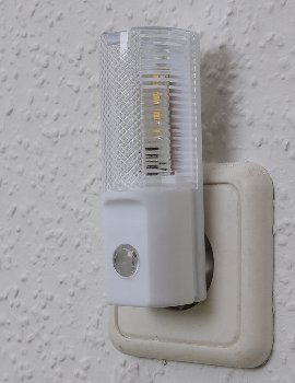 LED Nachtlicht mit Tag/Nacht-Sensor / 230V, warmweiße LEDs, nur 1W