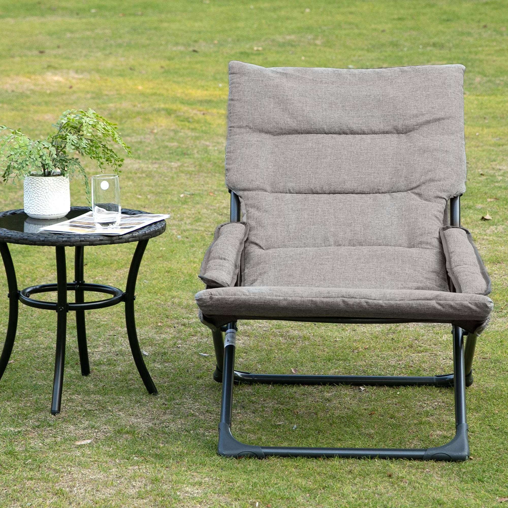 Gartenstuhl aus Metall Klappstuhl mit Auflage abnehmbar wetterfest klappbar Campingstuhl Liegestuhl 120kg Belastbarkeit Sitzmöbel für Garten Terrasse Balkon 66B x 94T x 79H cm Grau
