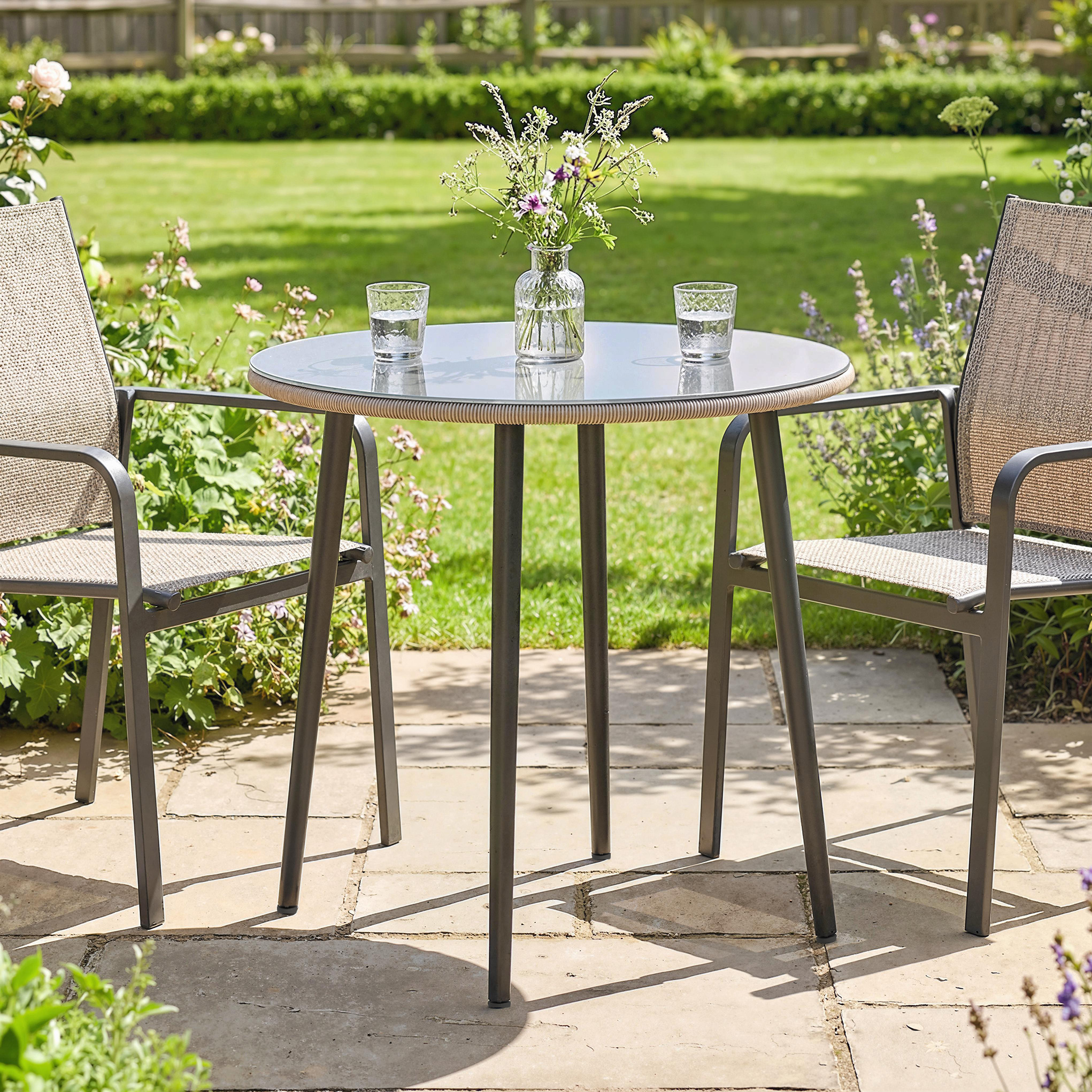 Gartentisch Stahl Buffettisch mit Stahlrahmen, PE-Rattan-Rand, verstellbaren Füßen, 4 Personen 80 x 80 x 74 cm Grau