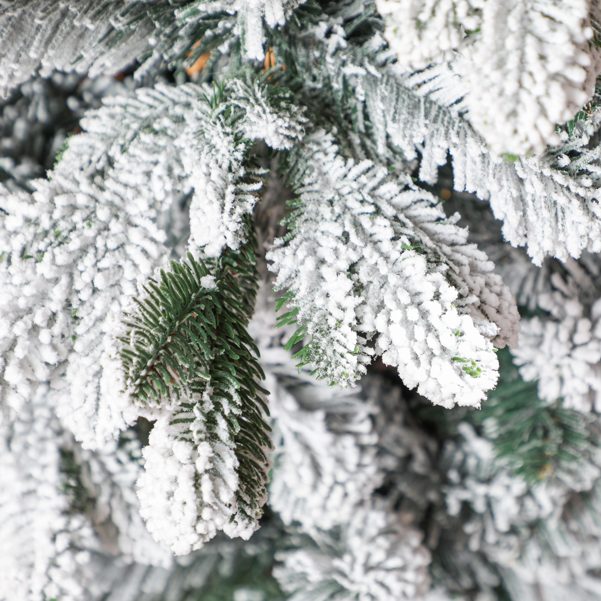 Künstlicher Weihnachtsbaum, Kunstschnee & Tannenzapfen, realistisch, flammhemmend, Metallfuß, 183 cm, Grün