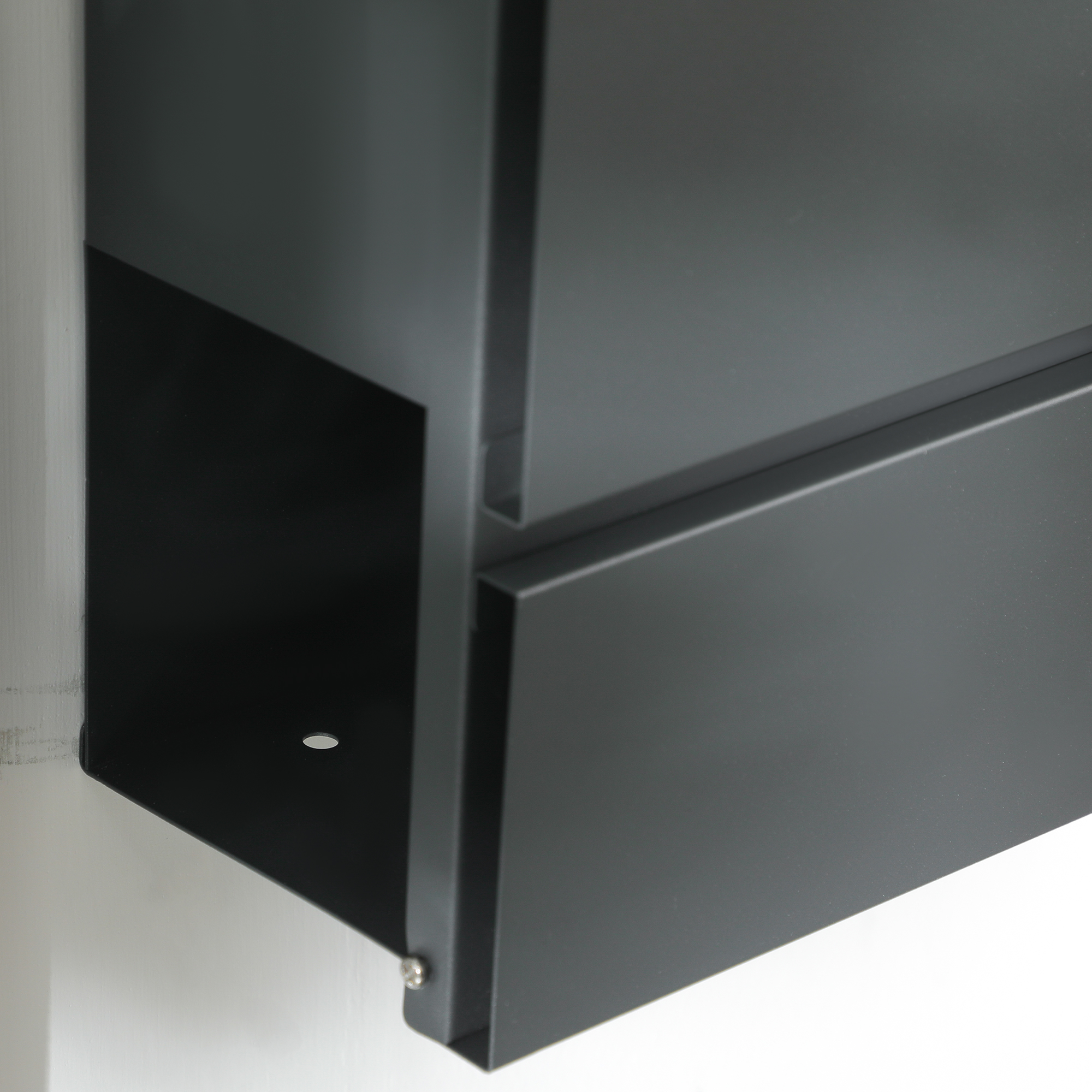 Briefkasten mit Deckel, 2 untere Abflusslöcher, Stahl, mit Schloss, Grau