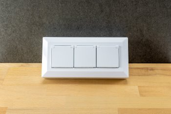 3-fach Steckdosenblock, weiß / 250V~/ 16A, Aufbaumontage mit Klappen