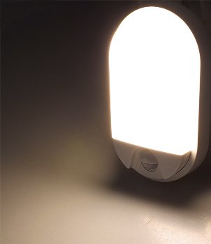 LED Wandleuchte "NIAS" IP54, 3000K / 10W, 980lm, 140° Bewegungsmelder