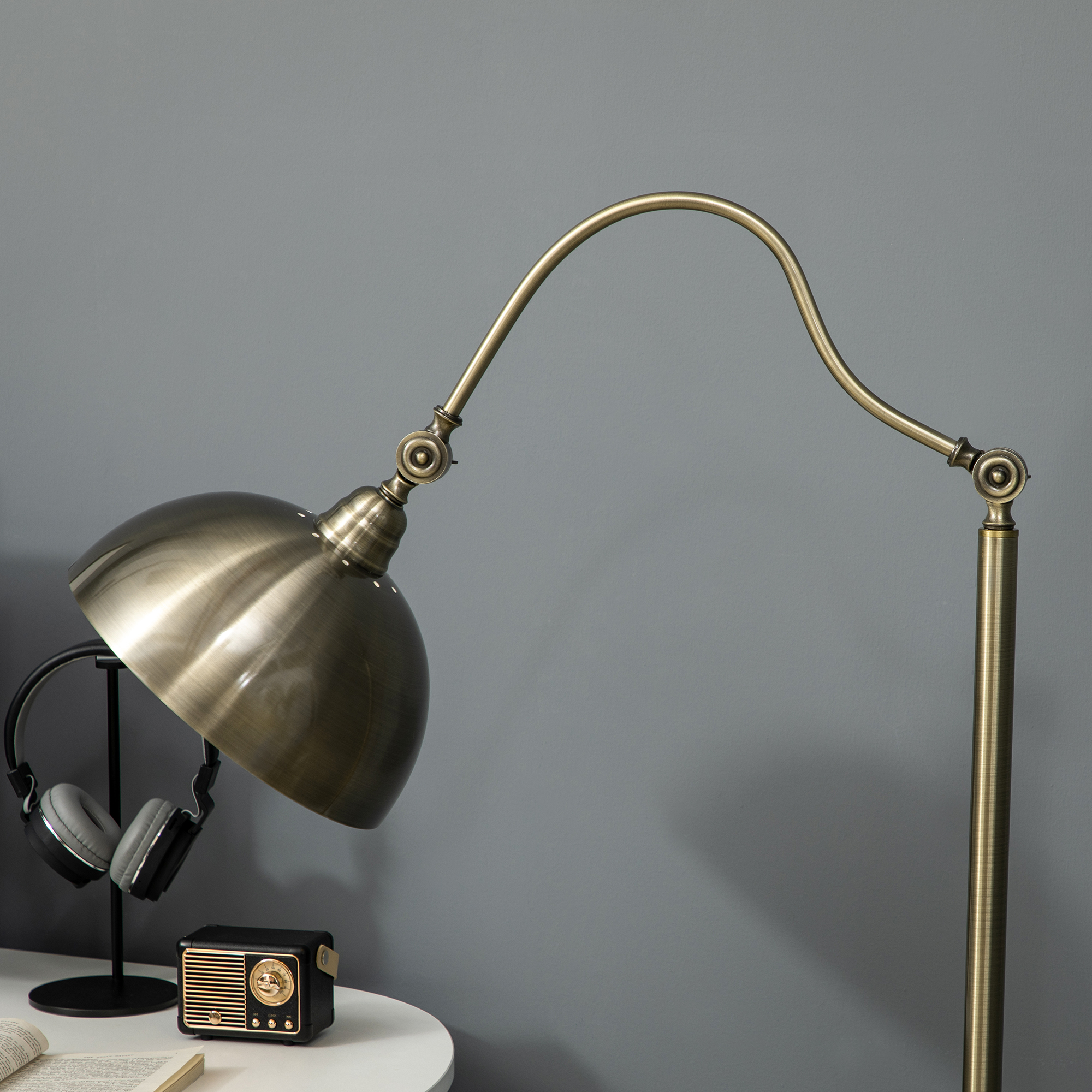 Stehleuchte im Vintage-Design, verstellbarer Winkel, Messing-Look, 42 cm x 25,5 cm x 152 cm, Bronze