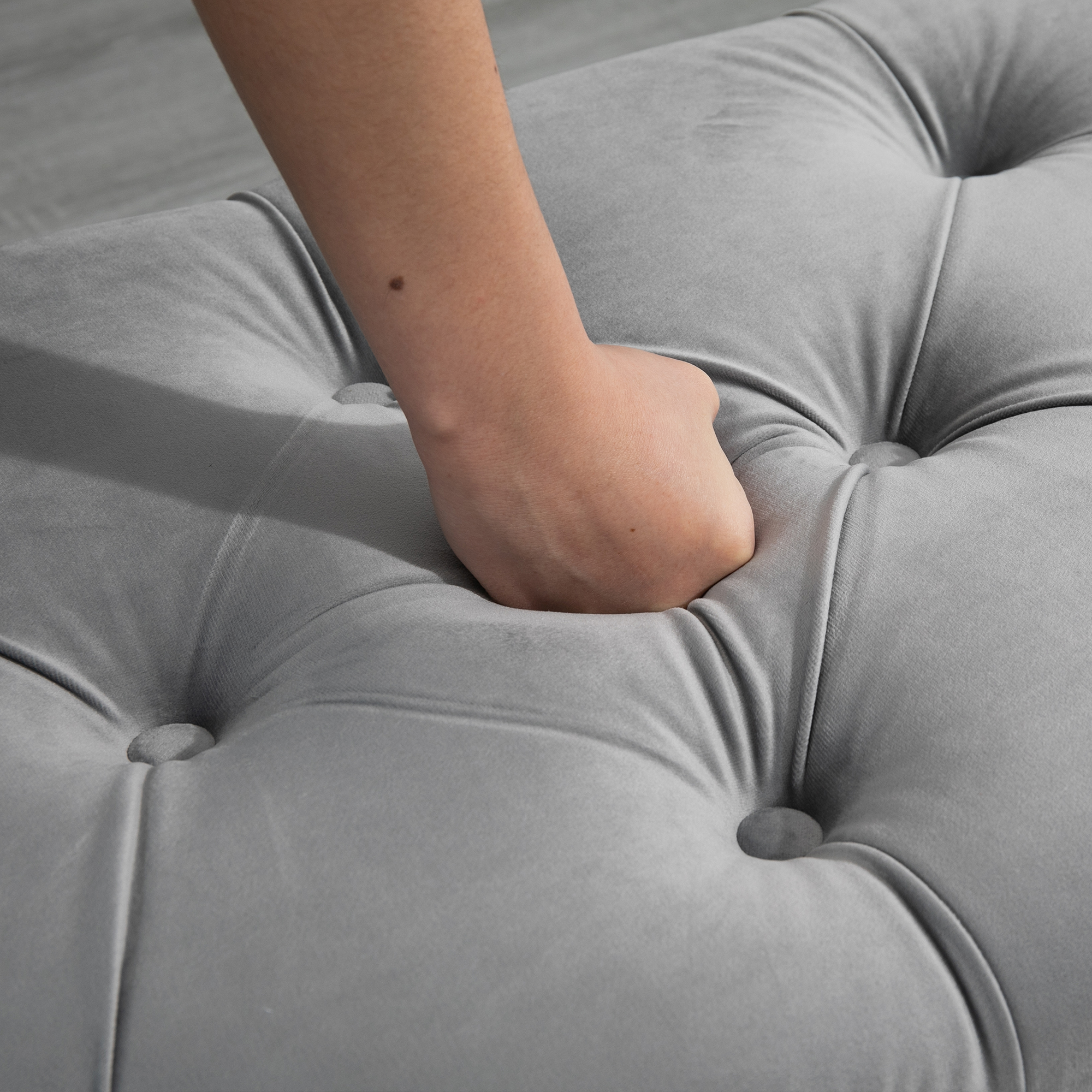 Sitzbank mit Stauraum Polsterbank mit Samtoptik, geöffnetem Deckel Sitztruhe mit Holzbeine, Truhenbank für Wohnzimmer Flur Schlafzimmer 120 x 46 x 42 cm, Grau