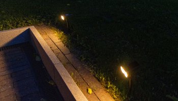 LED Solar Gartenstrahler mit Erdspieß / 80lm, Dämmerungssensor, IP65